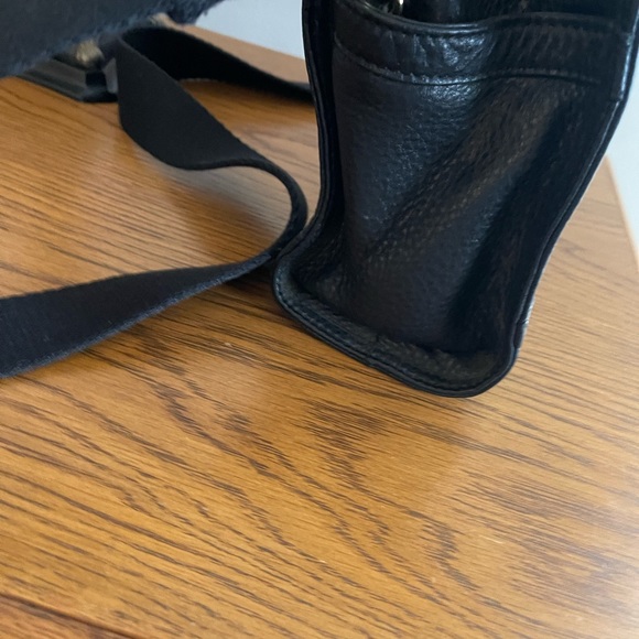 Used.excellent cond.Tory Burch black purse
Height: 7 1/2” length: 10” 18.5 - Picture 3 of 8